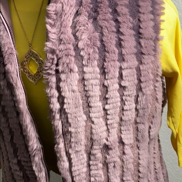 FUDA ~ Super Cute Reversible Faux Fur Zip Up Vest - Picture 2 of 9